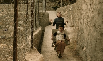 Deux petits garçons Omanais solidaires pendant leurs trajets dans les montagnes.